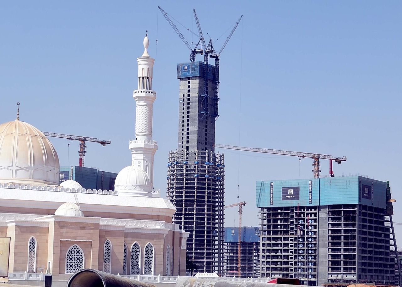 المسجد يعانق البرج الايقوني في العاصمة الإدارية